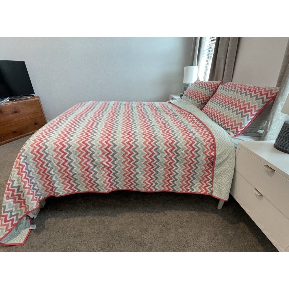 Full/Queen 3 Piece Reversible Quilt Set with Two Pillow Shams Bold Retro Chevron - Picture 8 of 14